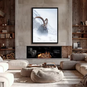 Tableau bouquetin des Alpes au-dessus d'une cheminée dans un chalet de luxe
