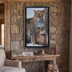 Motswiri, tableau de léopard par Stéphane Alsac dans un intérieur de lodge, Édition sur Toile