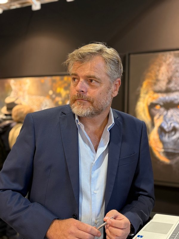 Stéphane Alsac, artiste animalier contemporain français, devant ses toiles en salon